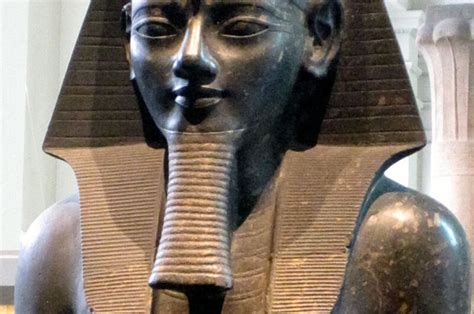 Den Hybristiska Besättningen av Amenhotep III: En Djupdykning i Faraoernas Överdrivna Ambitioner och Kungen som Inte Ville Dö